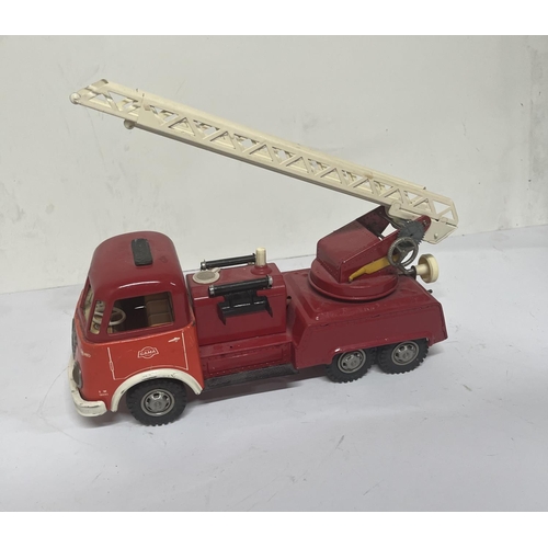 152 - Vintage Gama tin plate fire engine,

30cm long