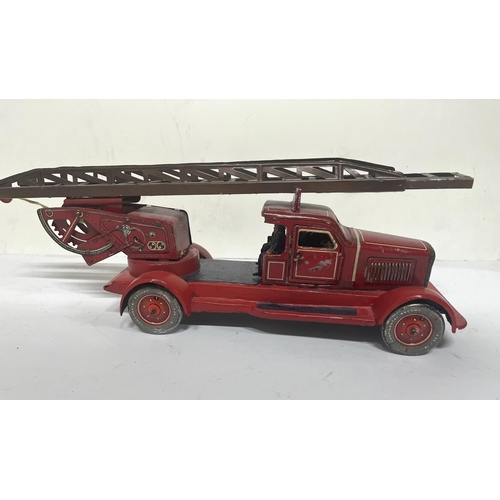 154 - Vintage tin plate fire engine pre war.

 Unknown maker,

 46cm long