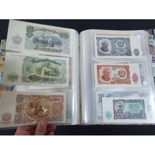 249 - Folder containing a very quantity of world banknotes (Qty)