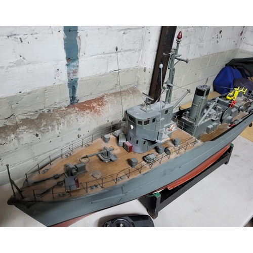 284 - RC warship in full working order with controller, measures 125cm in diameter