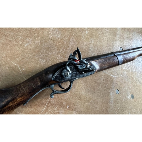 187 - Fine quality decorative replica flintlock rifle