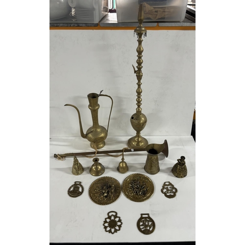 400 - Collection of brass including genie lamp and horse brasses