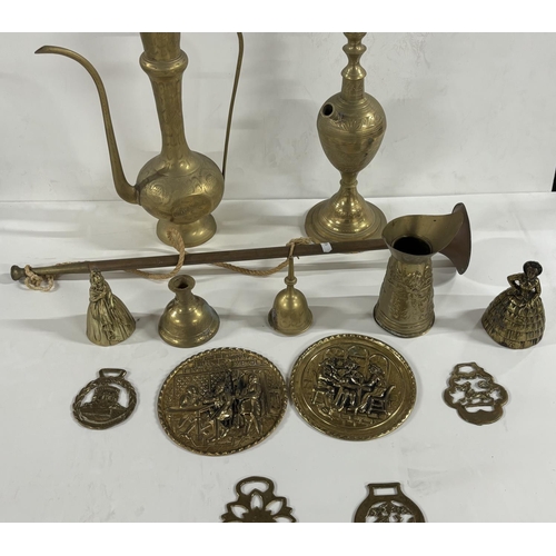 400 - Collection of brass including genie lamp and horse brasses