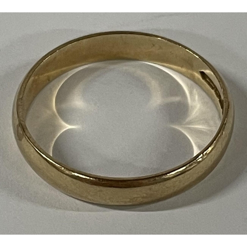 32 - 9 carat hallmarked gold wedding ring 

weighing 3g