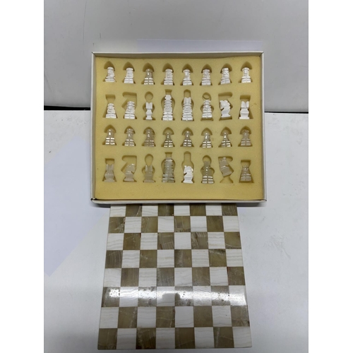 82 - Boxed onyx chessboard with pieces