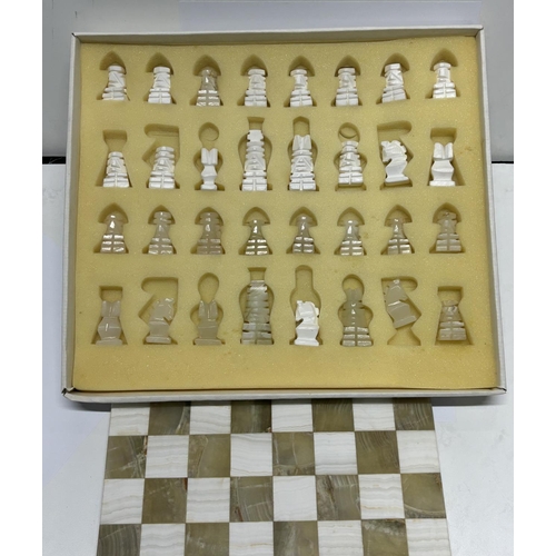 82 - Boxed onyx chessboard with pieces