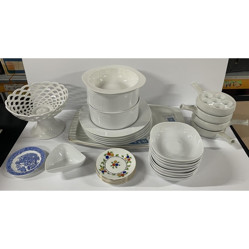 90 - Collection of ceramic plates and bowls etc (qty)