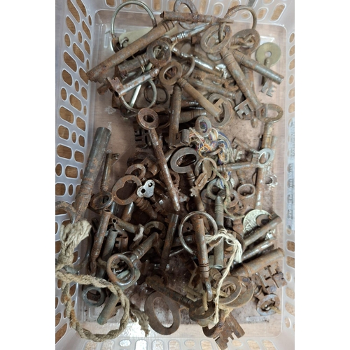 292 - Large quantity of old keys