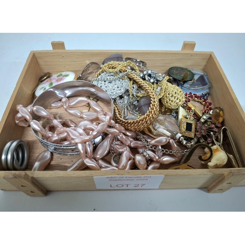 27 - Quantity of vintage ladies jewellery