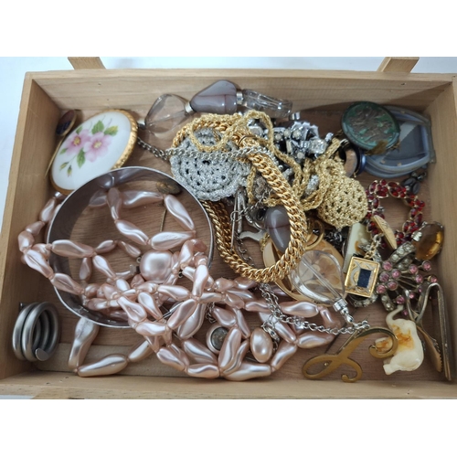 27 - Quantity of vintage ladies jewellery