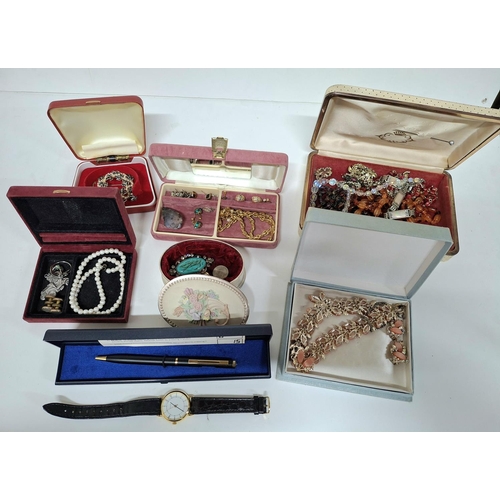 36 - Quantity of vintage costume jewellery in boxes and travel boxes (Qty)