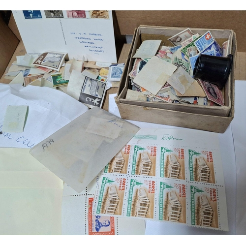 79 - Large quantity of unexamined quantity of loose used GB QEII and world stamps (Qty)