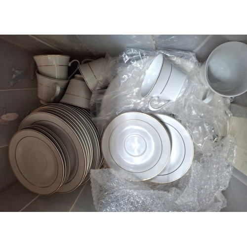 194 - Box full of Ray Ware fine china dinner set (Qty)