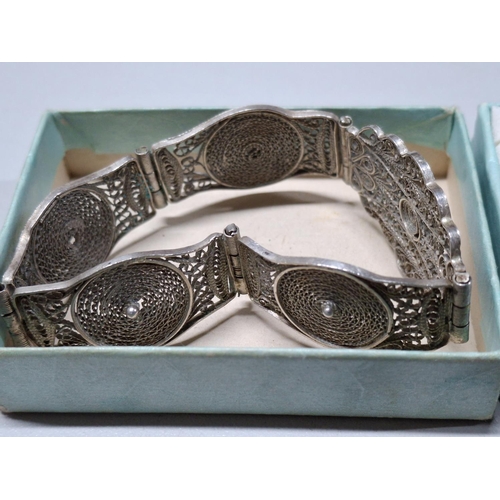 210 - Quantity of silver jewellery to include a hallmarked silver Masonic ring, hallmarked cuff-links, 2 n... 