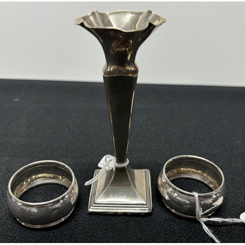 6 - Silver bud vase with weighted base and 2 Silver napkin holders (3)

65g