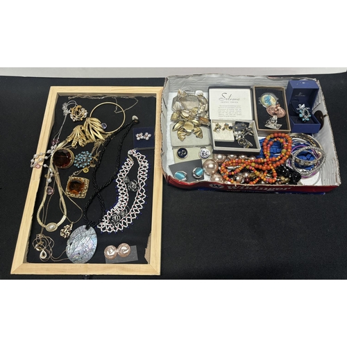 118 - 2 Trays of good vintage costume Jewellery