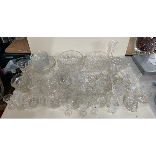 384 - Large quantity of glassware (Qty)