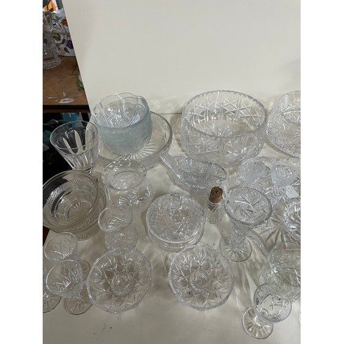 384 - Large quantity of glassware (Qty)