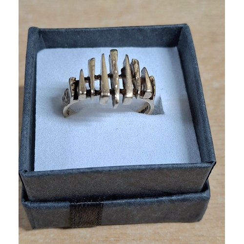 33 - Fine quality hallmarked 9ct yellow gold Brutalist school type ring with bark effect ribbing to the s... 