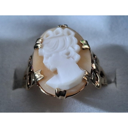 36 - Two 9ct yellow gold cameo rings together with a 9ct yellow ring with a oval cut Amber cabochon (3),
... 