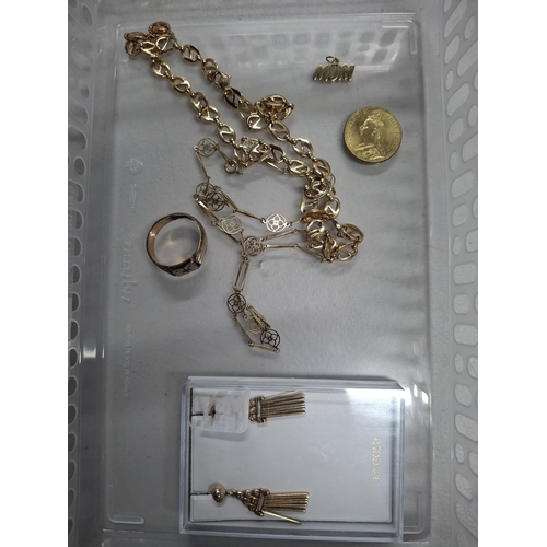 27 - Small quantity of gents yellow metal jewellery together with a faux Queen Victoria jubilee head sove... 