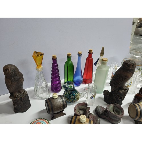 98 - Quantity of various collectables including two owls including some coloured glass and etc (Qty)

Sha... 