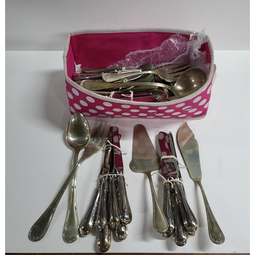 370 - Collection of various cutlery (Qty)