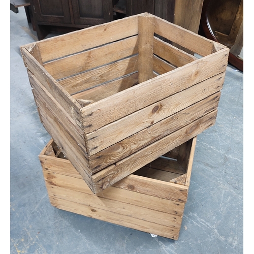 187 - A pair of wooden crates