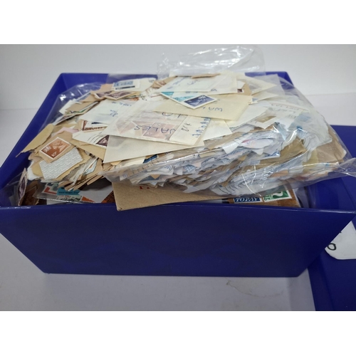 106 - Blue box full of unsorted stamps, largely unsorted, appears to be many GB QEII (Qty)