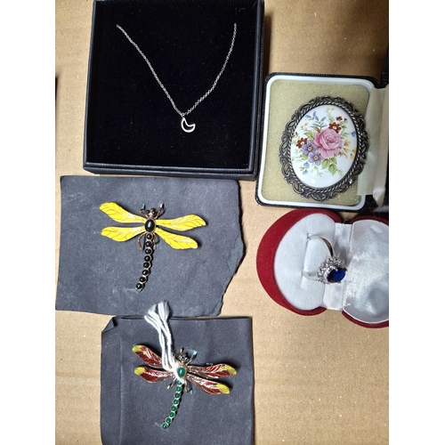 76 - Small collection of empty jewellery boxes together with a boxed dress ring, an enameled brooch a sil... 