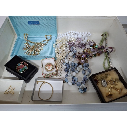 1 - Collection of various costume jewellery (Qty)