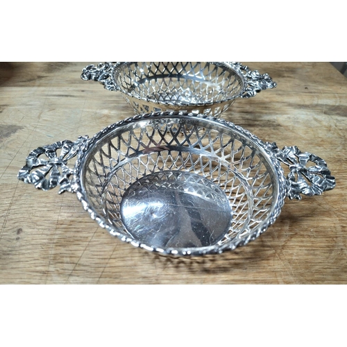 99 - Synyer & Beddoes of Birmingham 1912 pair of silver bon bon dishes with slightly different handles (2... 