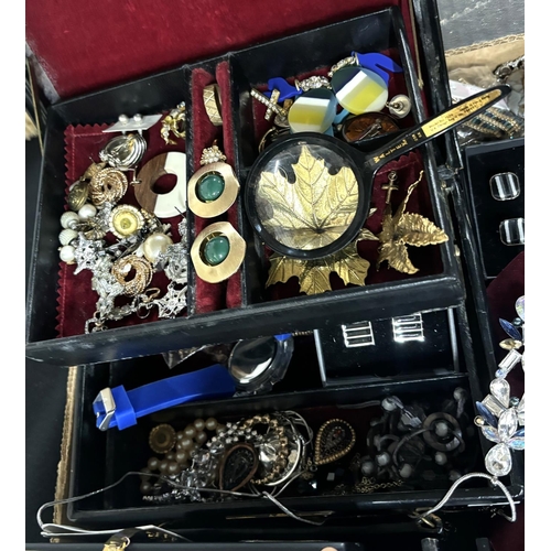 186 - Large quantity of good quality of costume jewellery (Qty)