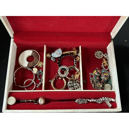 186 - Large quantity of good quality of costume jewellery (Qty)