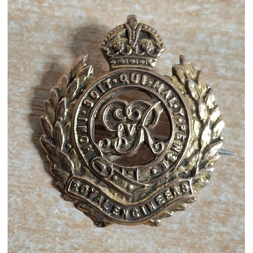 192 - WWI 9ct rose gold sweetheart brooch in the form of a Royal Engineers regimental cap badge,

4.4 gram... 