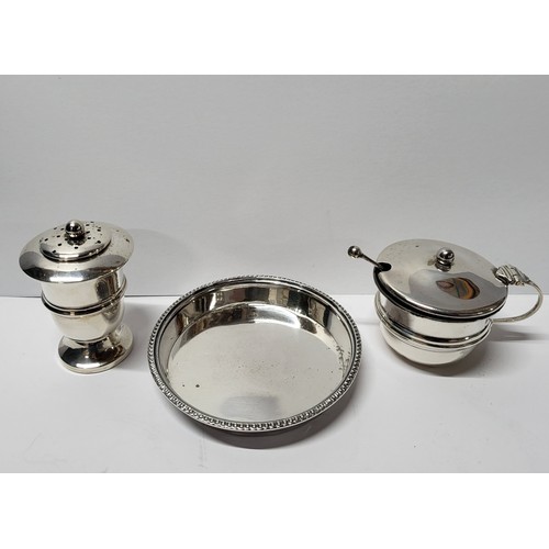 5 - Three Birmingham silver items including a salt/pepper shaker, dish and pot (3)

Silver weight - 82 g... 