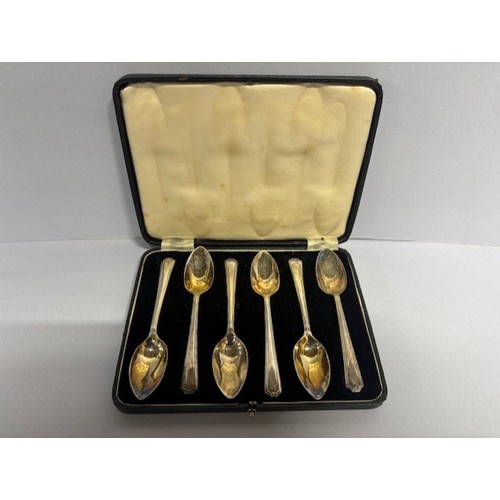 26 - Cased set of 6 silver hallmarked tea spoons (6) 

139 grams