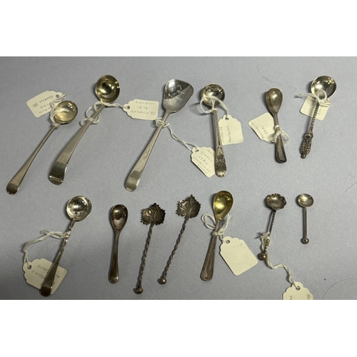 32 - Thirteen hallmarked antique small silver spoons many Georgian examples (13) 

70 grams