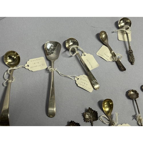 32 - Thirteen hallmarked antique small silver spoons many Georgian examples (13) 

70 grams