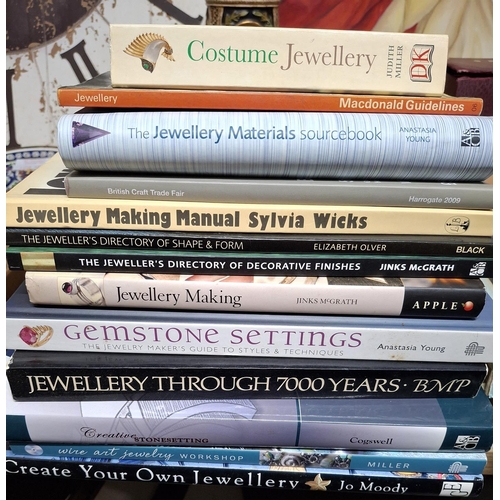 125 - Large quantity of Jewellery making books (Qty)