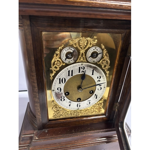 118 - Fine quality, wood cased, engraved brass faced mantle clock