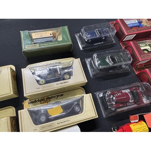 131 - 22 die cast cars, mainly boxed including Matchbox etc (22)