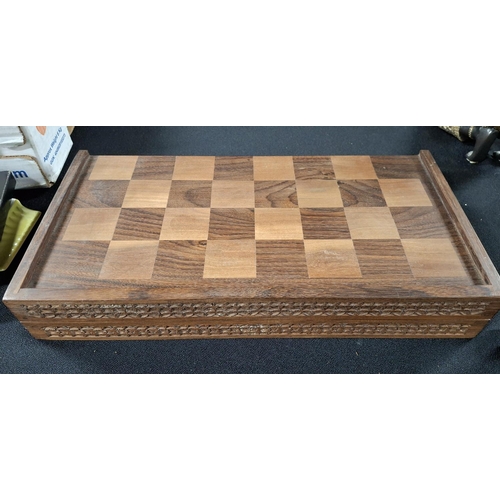 191 - Superb chess board with hand-carved Oriental wooden figures with fold-up carry board, also carved wo... 