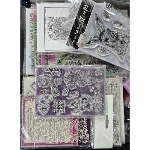 197 - Box crammed full of new, still packaged craft stencils and decor moulds (Qty)