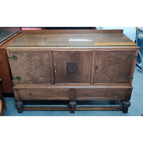 473 - Waring & Gillow, fine quality Oak buffet presented with brass handles and escutcheons, wth key and p... 