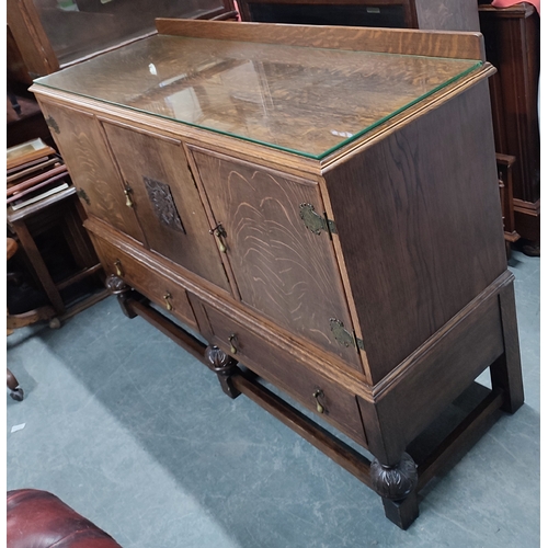 473 - Waring & Gillow, fine quality Oak buffet presented with brass handles and escutcheons, wth key and p... 