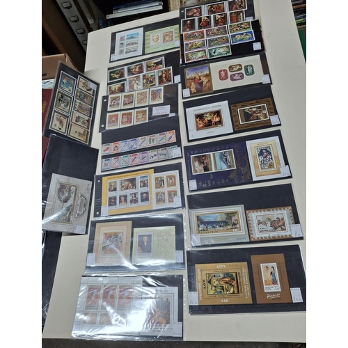 213 - Quantity of modern mint Hungary sets and mini-sheets (Qty)