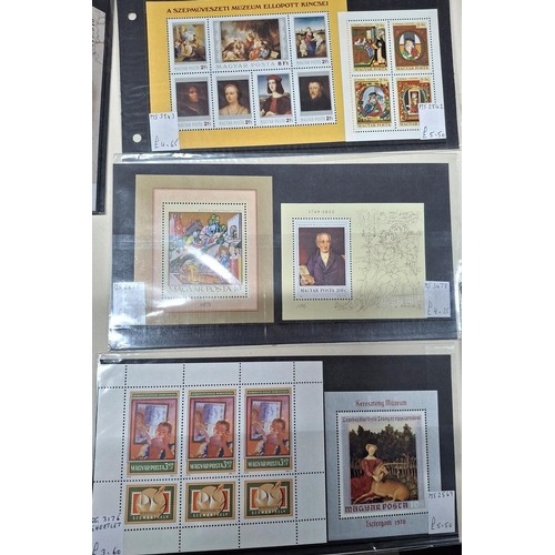 213 - Quantity of modern mint Hungary sets and mini-sheets (Qty)