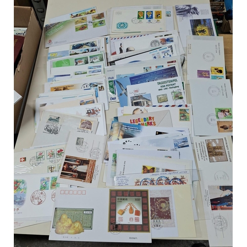 215 - Large quantity of foreign FDCs 1960-present day from all round the world (Qty)