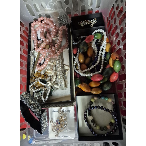 293 - Quantity of costume jewellery including two good quality hardstone bead bracelets and a Lapis Lazuli... 